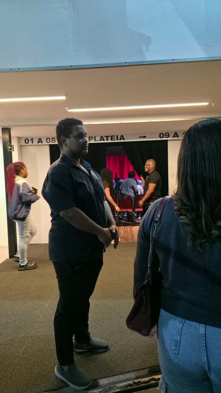 Pablo conversando com a equipe nos bastidores