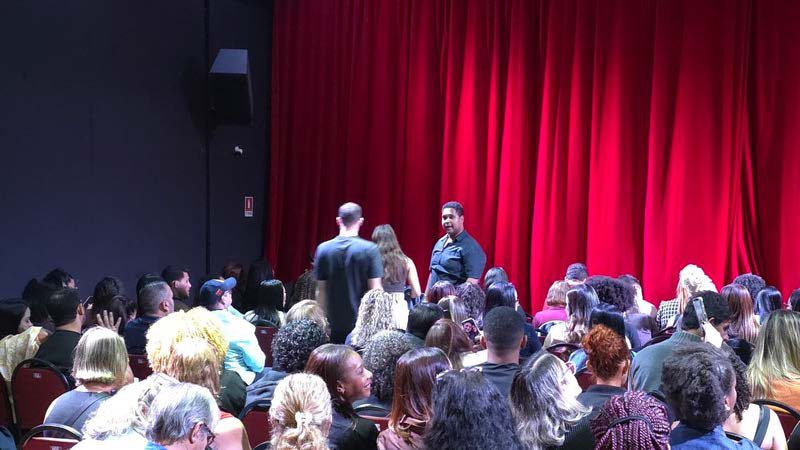 Plateia cheia no teatro do Espaço Cultural Panorama