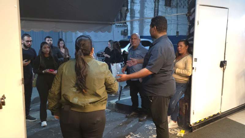 Equipe e público no teatro do Panorama